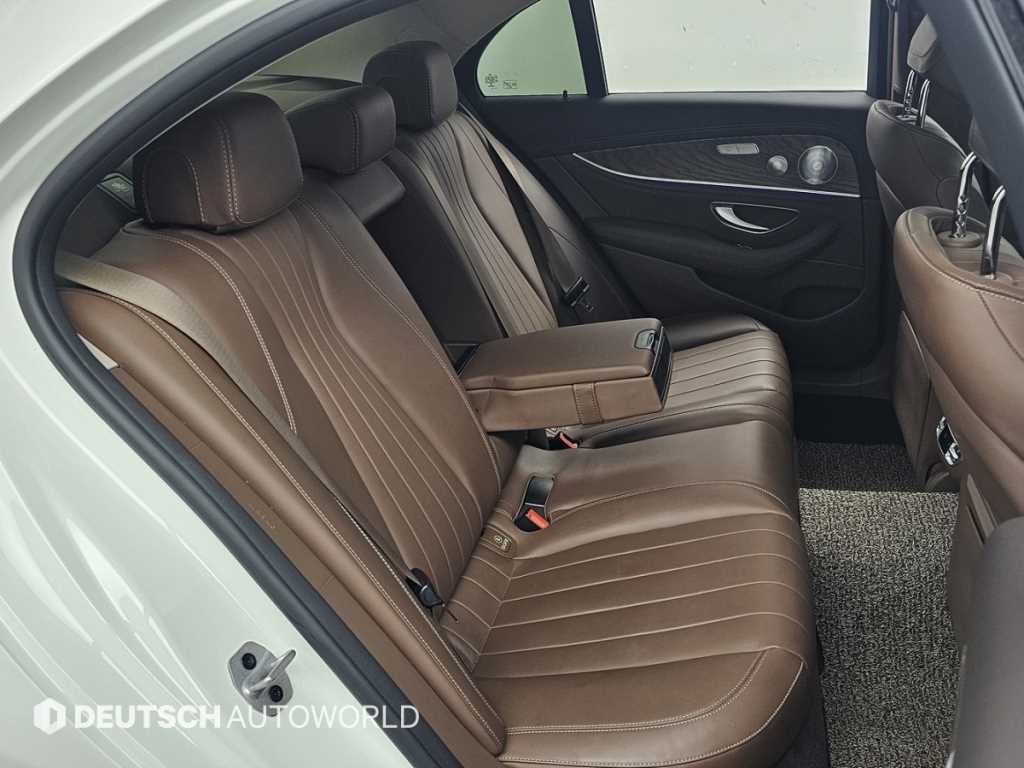 벤츠 E 클래스 E-클래스 W213 E300e 4MATIC 익스클루시브 이미지 12