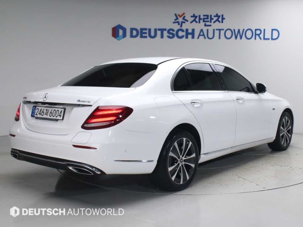 벤츠 E 클래스 E-클래스 W213 E300e 4MATIC 익스클루시브 이미지 2