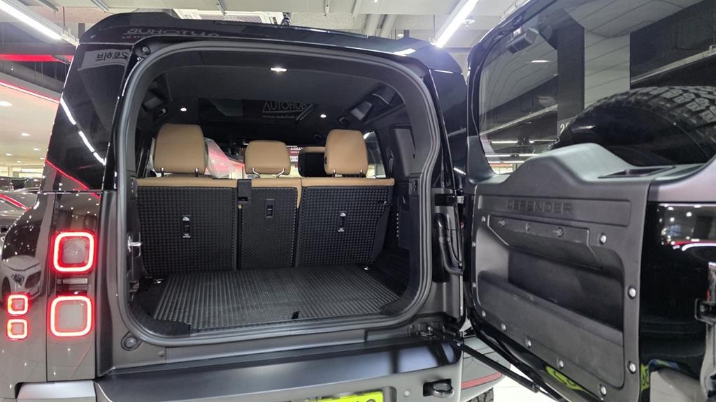 랜드로버 디펜더 디펜더 (L663) 110 D300 X-다이나믹 HSE 이미지 13