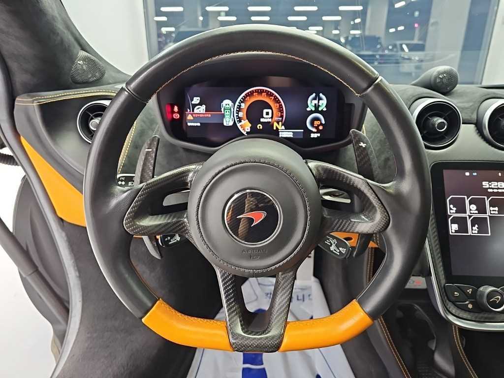 맥라렌 570S 3.8 스파이더 이미지 9