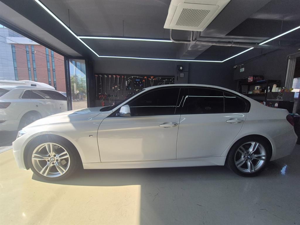 BMW 3시리즈 3시리즈 (F30) 330i M 스포츠 쉐도우 이미지 3