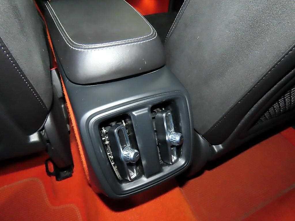 볼보 XC40 B4 AWD R-디자인 이미지 14