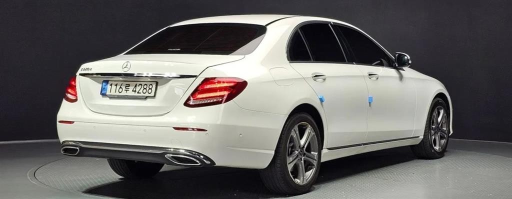 벤츠 E 클래스 E-클래스 W213 E220d 아방가르드 이미지 4