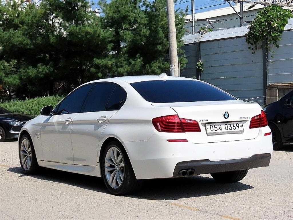 BMW 5시리즈 5시리즈 (F10) 528i xDrive M 에어로 다이나믹 이미지 3