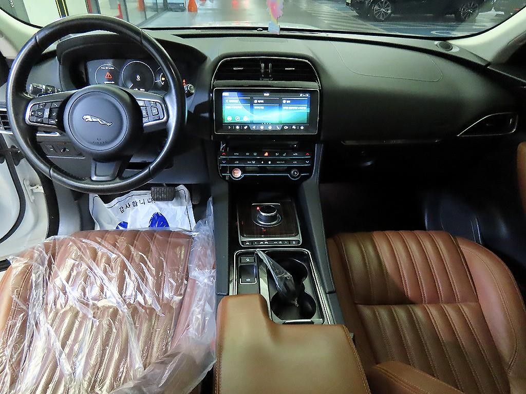 재규어 F-PACE 20d 포트폴리오 이미지 10