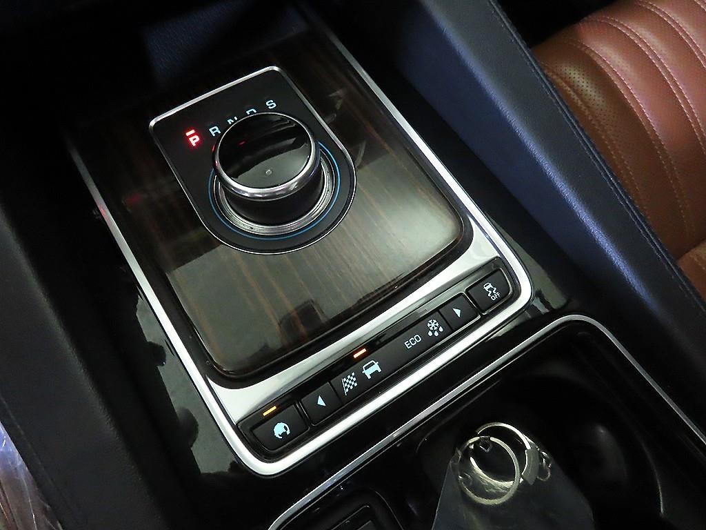 재규어 F-PACE 20d 포트폴리오 이미지 12