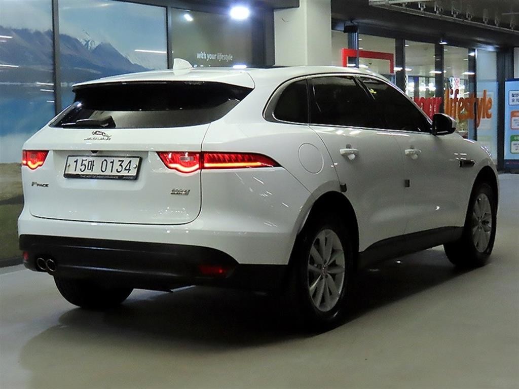재규어 F-PACE 20d 포트폴리오 이미지 4