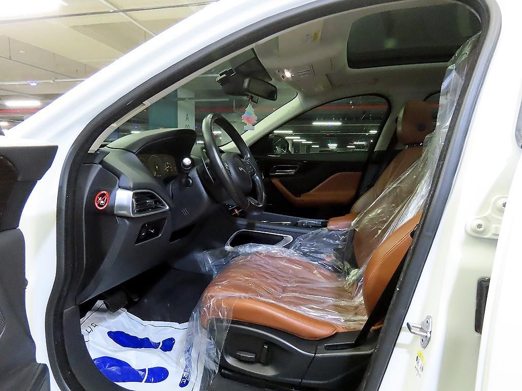 재규어 F-PACE 20d 포트폴리오 이미지 6
