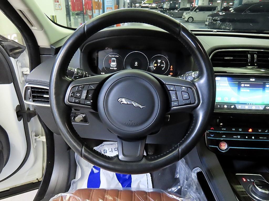 재규어 F-PACE 20d 포트폴리오 이미지 8