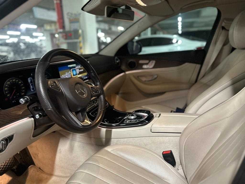 벤츠 E 클래스 E-클래스 W213 E300 4MATIC 익스클루시브 이미지 1