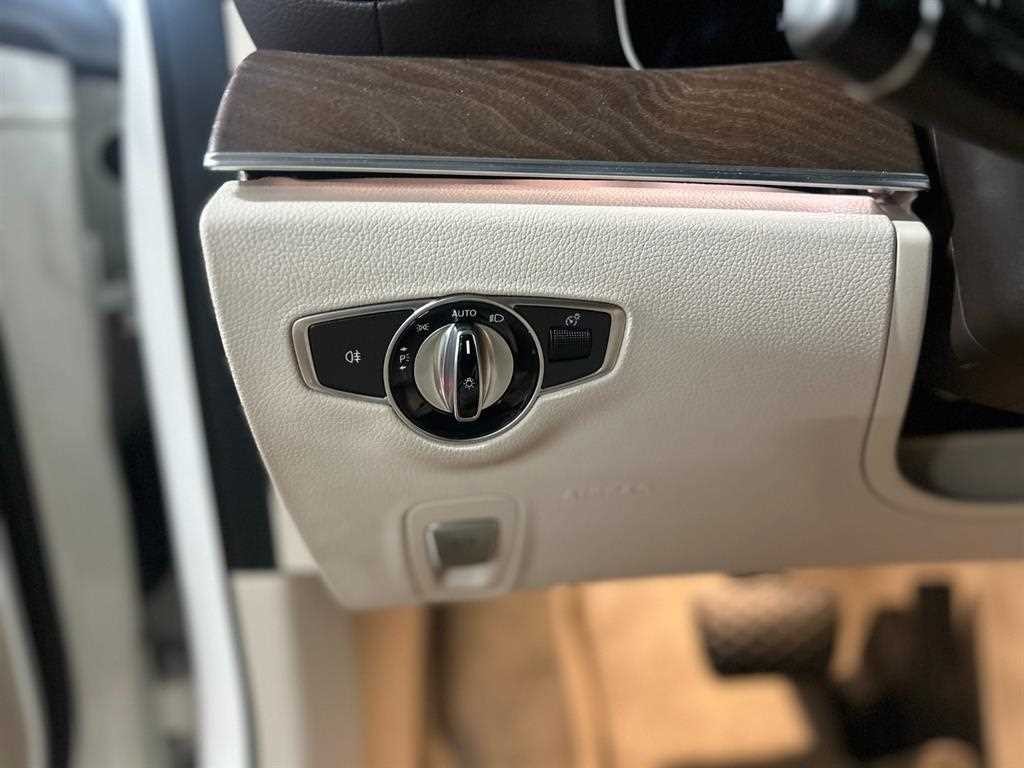 벤츠 E 클래스 E-클래스 W213 E300 4MATIC 익스클루시브 이미지 6