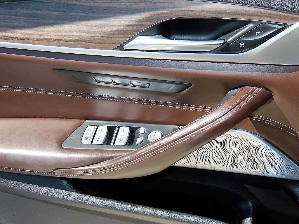 BMW 5시리즈 5시리즈 (G30) 520d M 스포츠 플러스 이미지 12