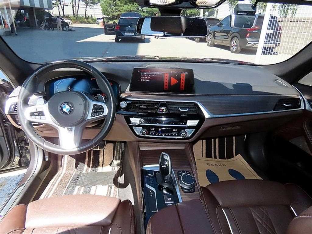 BMW 5시리즈 5시리즈 (G30) 520d M 스포츠 플러스 이미지 7