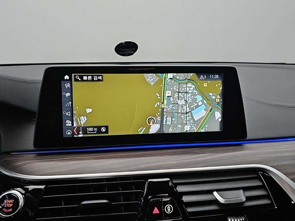 BMW 5시리즈 5시리즈 (G30) 520d xDrive M 스포츠 플러스 이미지 16