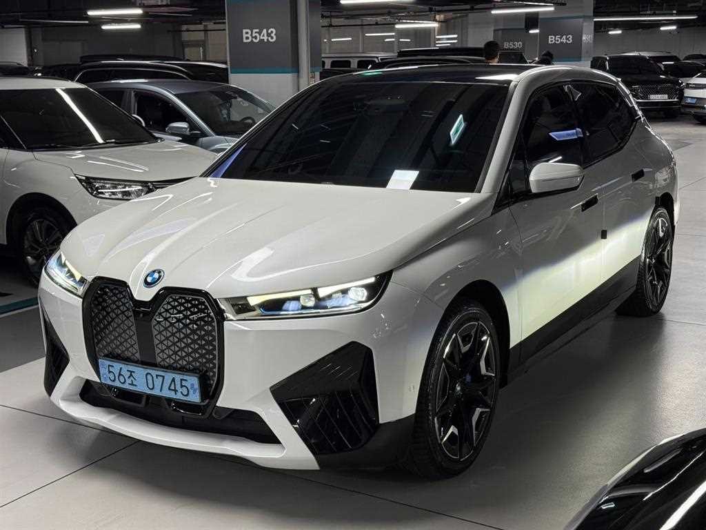 BMW iX xDrive 50 스포츠 플러스 이미지 3