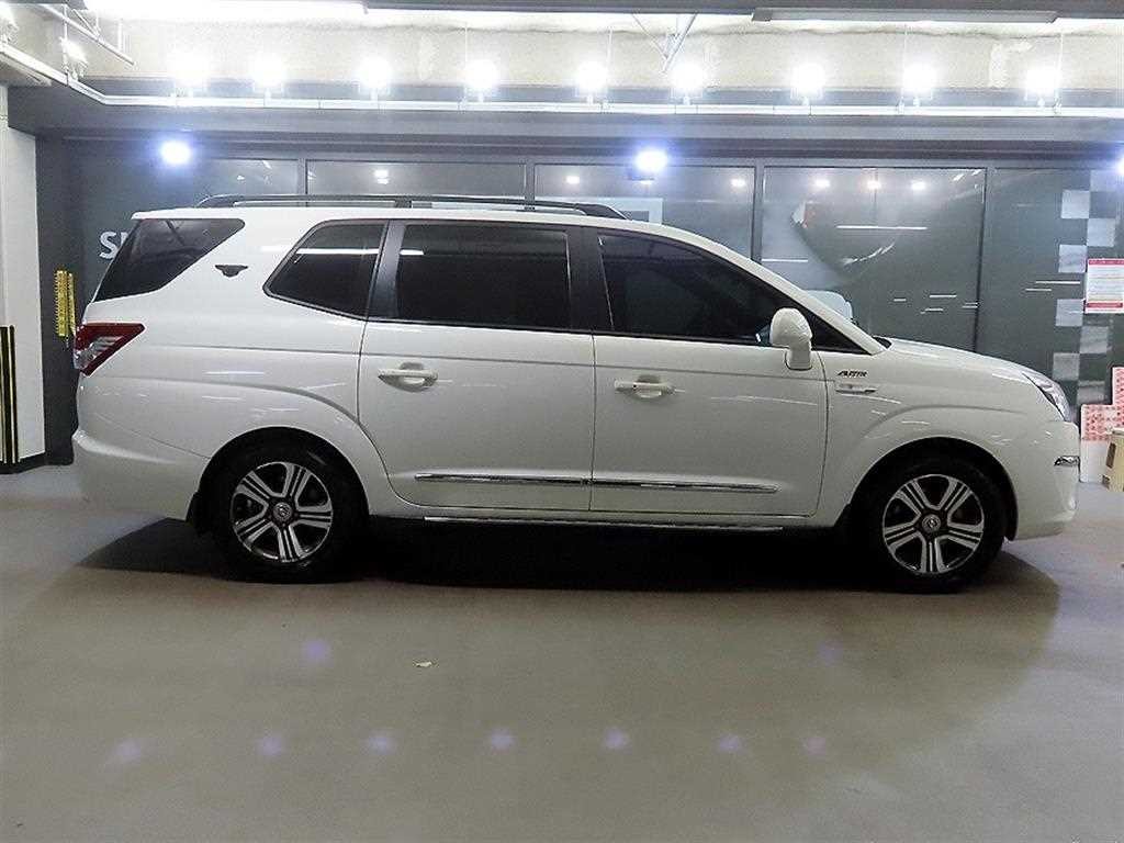 KG모빌리티(쌍용) 코란도 코란도투리스모 4WD GT 9인승 이미지 3