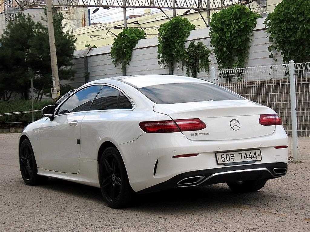 벤츠 E 클래스 E-클래스 W213 E220d 쿠페 이미지 3