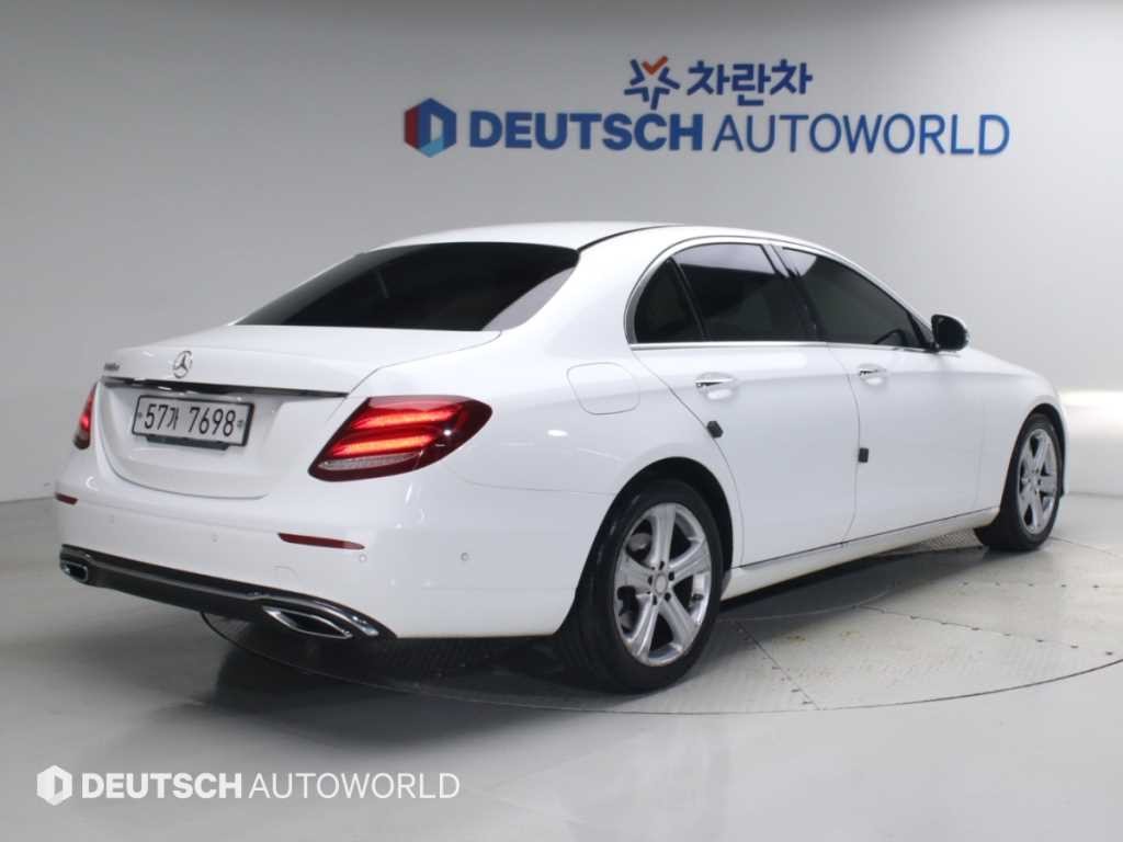벤츠 E 클래스 E-클래스 W213 E220d 아방가르드 이미지 2