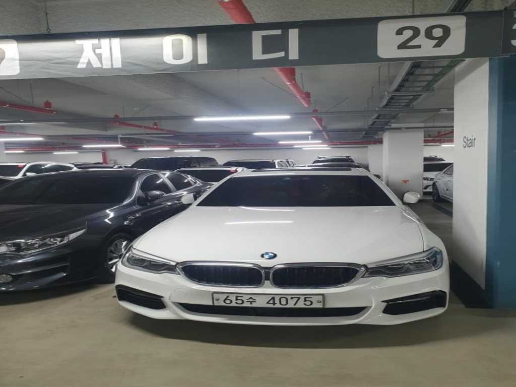 BMW 5시리즈 5시리즈 (G30) 520d M 스포츠 플러스 이미지 1