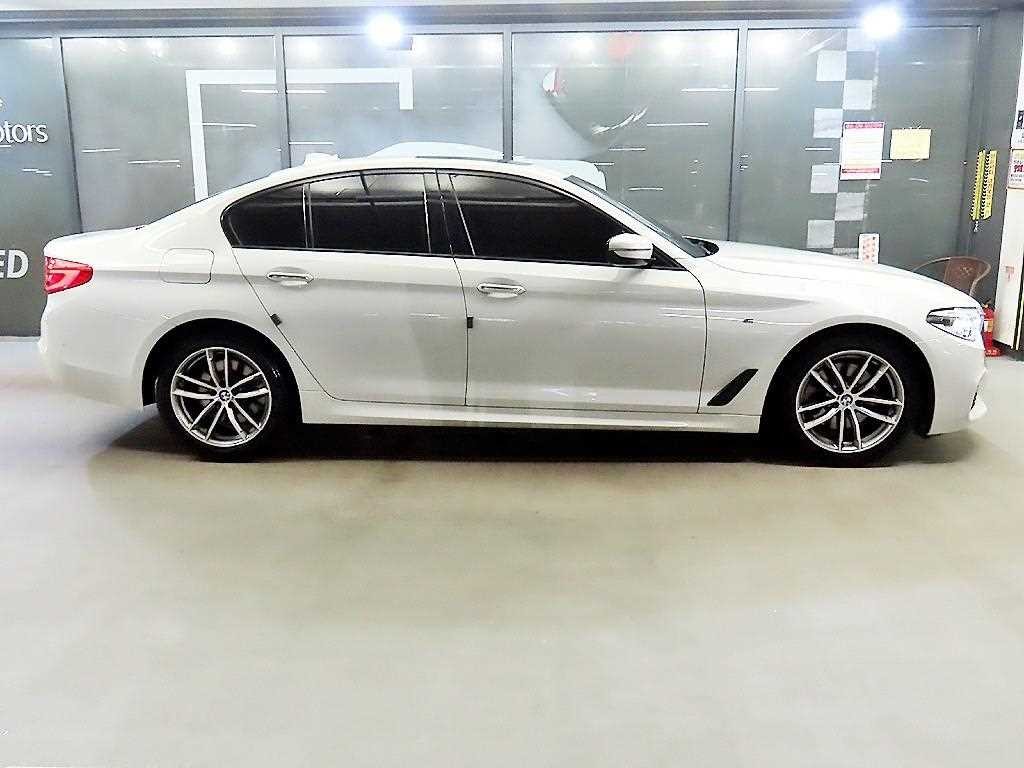 BMW 5시리즈 5시리즈 (G30) 520d M 스포츠 플러스 이미지 2