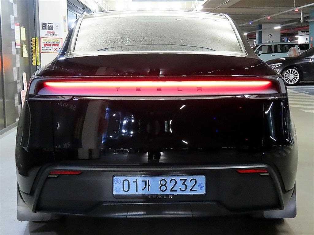 테슬라 모델 Y 프리미엄 RWD 이미지 5