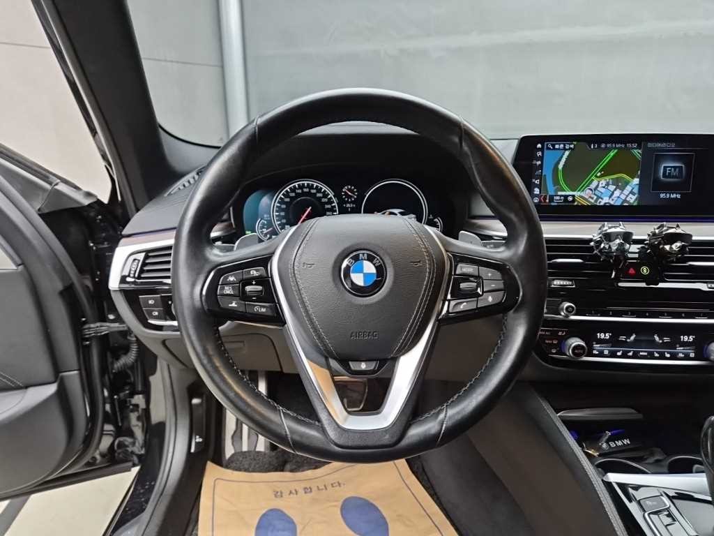 BMW 5시리즈 5시리즈 (G30) 520d M 스포츠 플러스 이미지 9