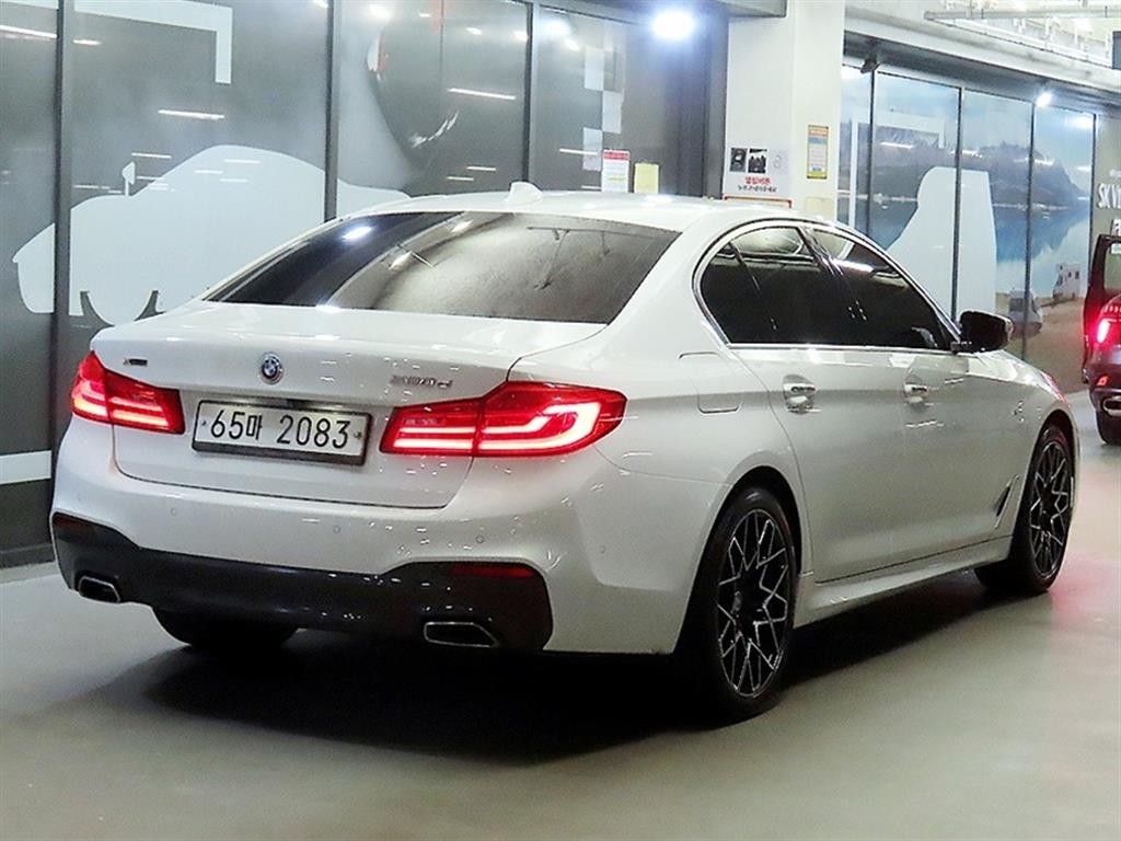 BMW 5시리즈 5시리즈 (G30) 520d xDrive M 스포츠 플러스 이미지 4