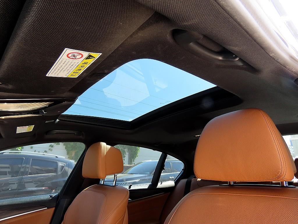 BMW 5시리즈 5시리즈 (G30) 520d xDrive M 스포츠 플러스 이미지 17
