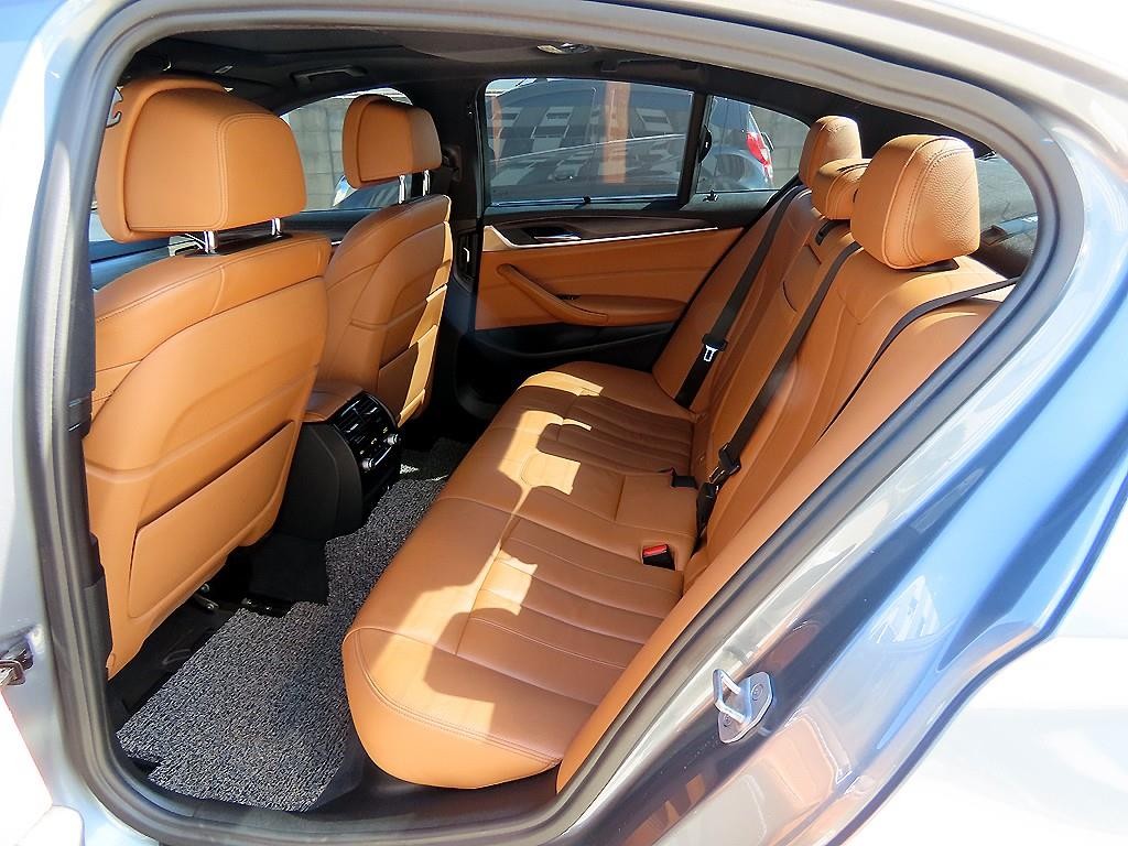 BMW 5시리즈 5시리즈 (G30) 520d xDrive M 스포츠 플러스 이미지 6