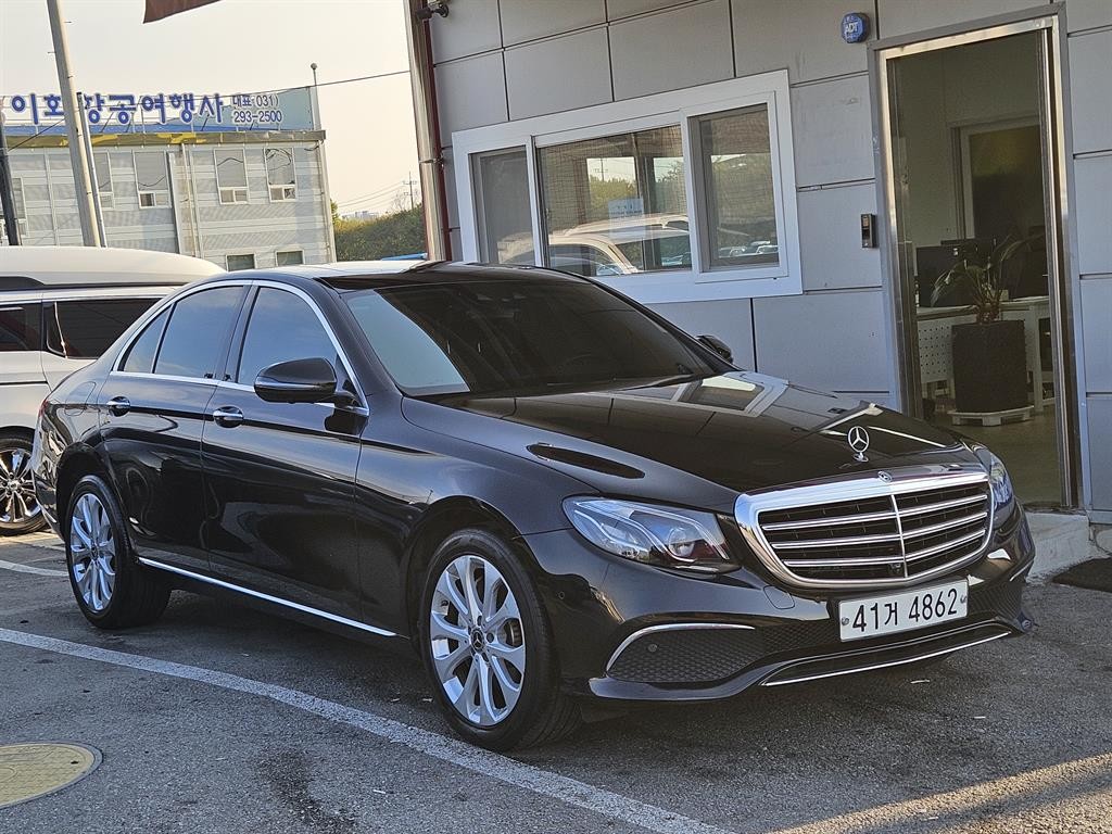 벤츠 E 클래스 E-클래스 W213 E300 4MATIC 익스클루시브 이미지 3