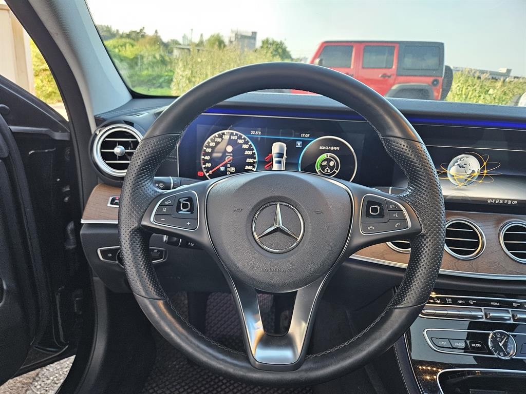 벤츠 E 클래스 E-클래스 W213 E300 4MATIC 익스클루시브 이미지 8