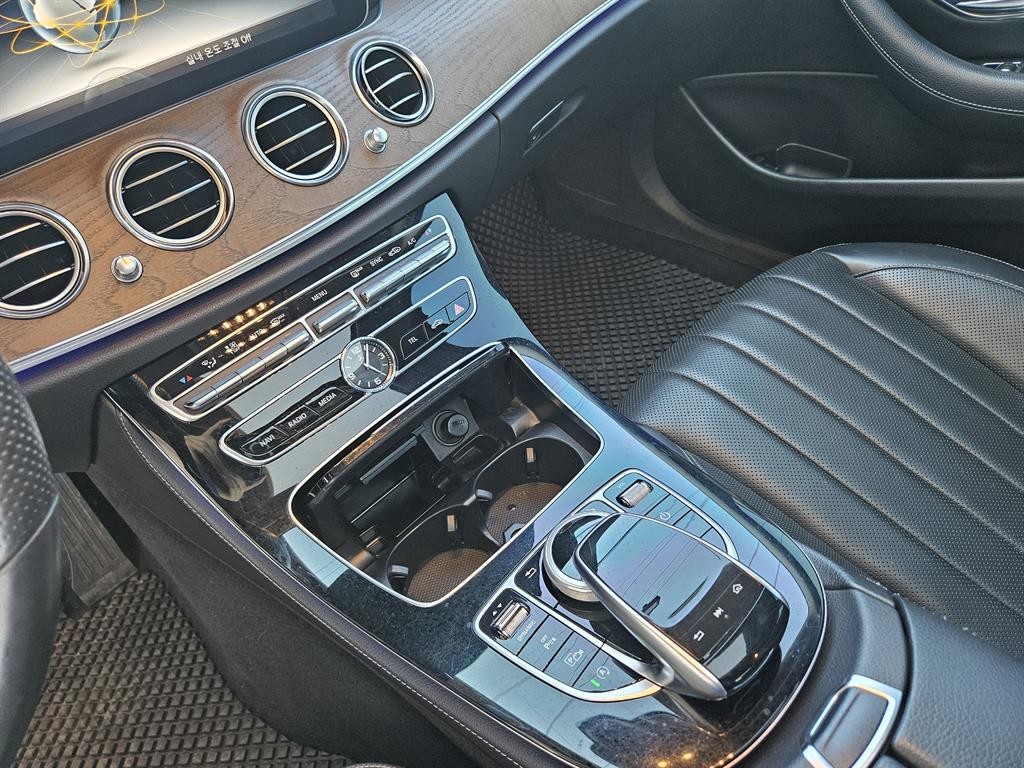 벤츠 E 클래스 E-클래스 W213 E300 4MATIC 익스클루시브 이미지 9