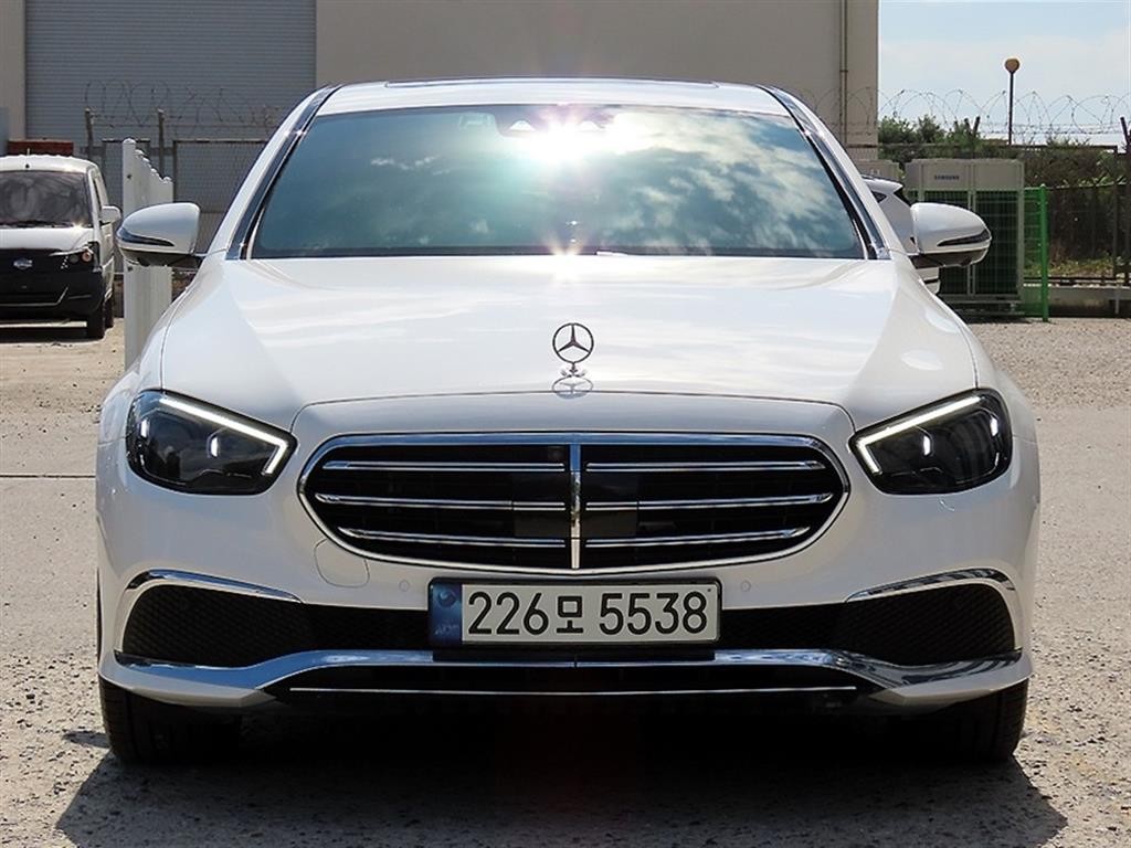 벤츠 E 클래스 E-클래스 W213 E300e 4MATIC 익스클루시브 이미지 1