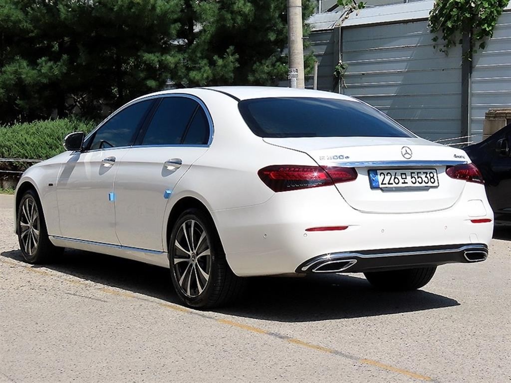 벤츠 E 클래스 E-클래스 W213 E300e 4MATIC 익스클루시브 이미지 3