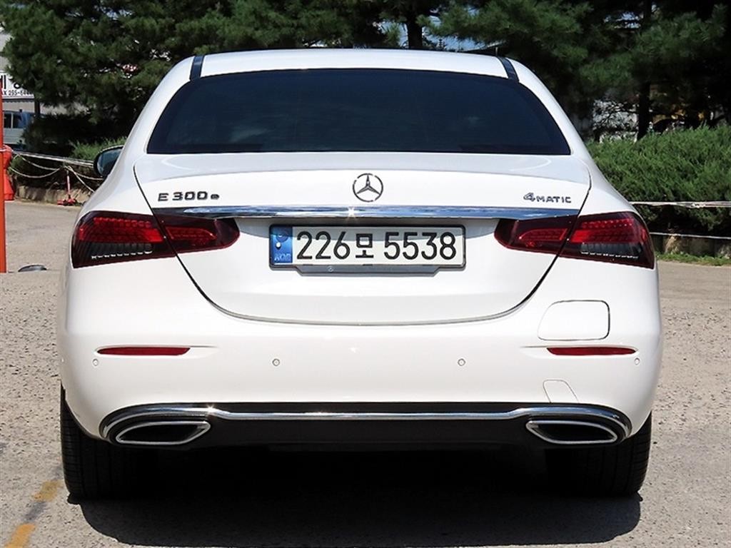 벤츠 E 클래스 E-클래스 W213 E300e 4MATIC 익스클루시브 이미지 4