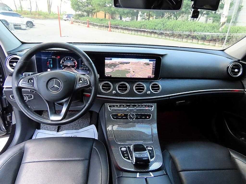 벤츠 E 클래스 E-클래스 W213 E300 4MATIC 아방가르드인텔리전트드라이브 이미지 7