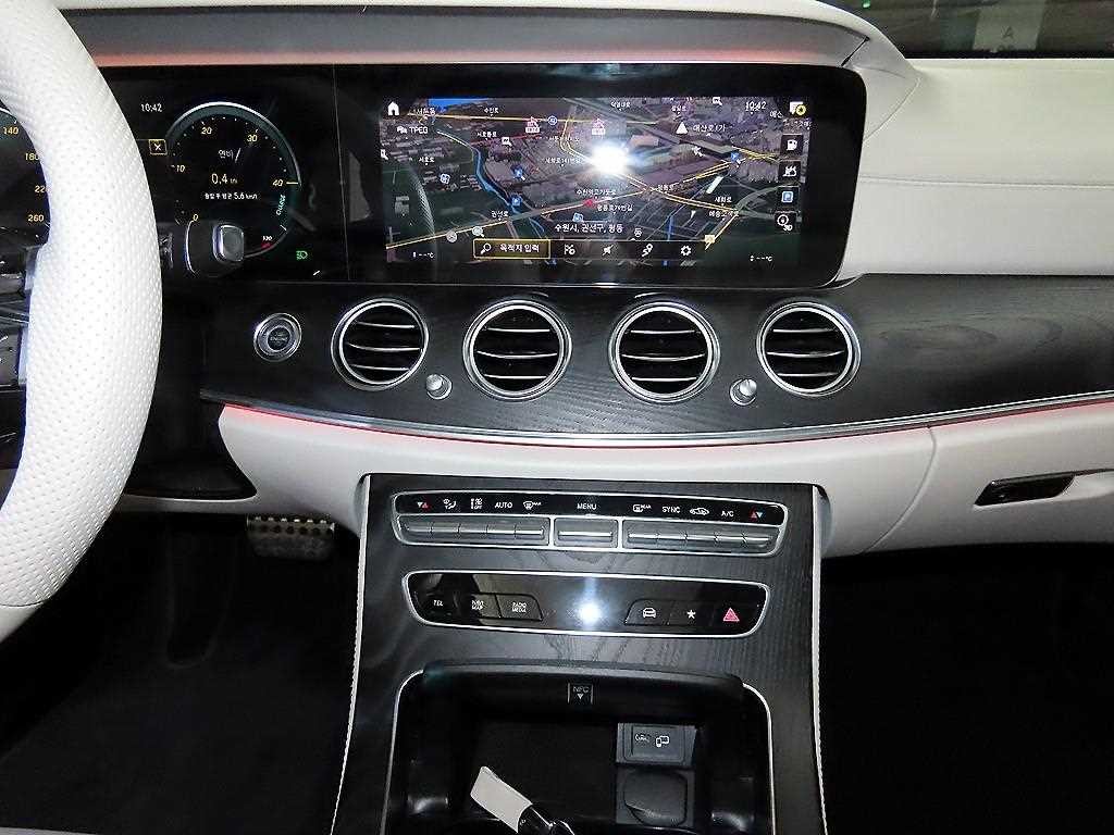 벤츠 E 클래스 E-클래스 W213 E220d 4MATIC AMG라인 이미지 11