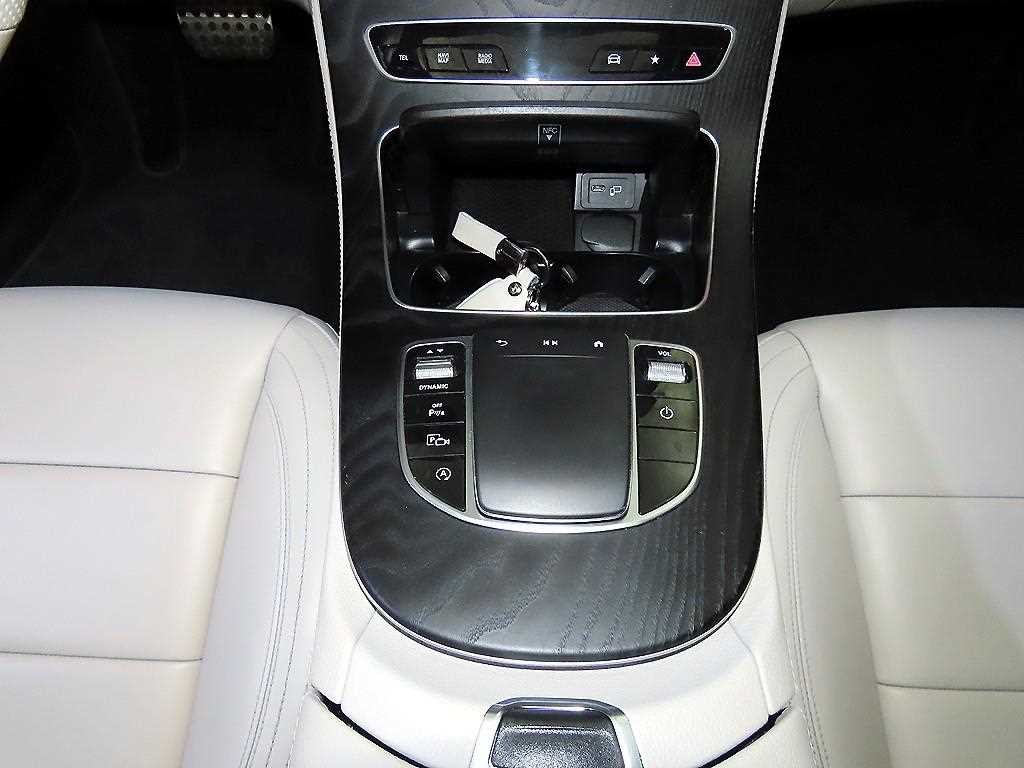 벤츠 E 클래스 E-클래스 W213 E220d 4MATIC AMG라인 이미지 12