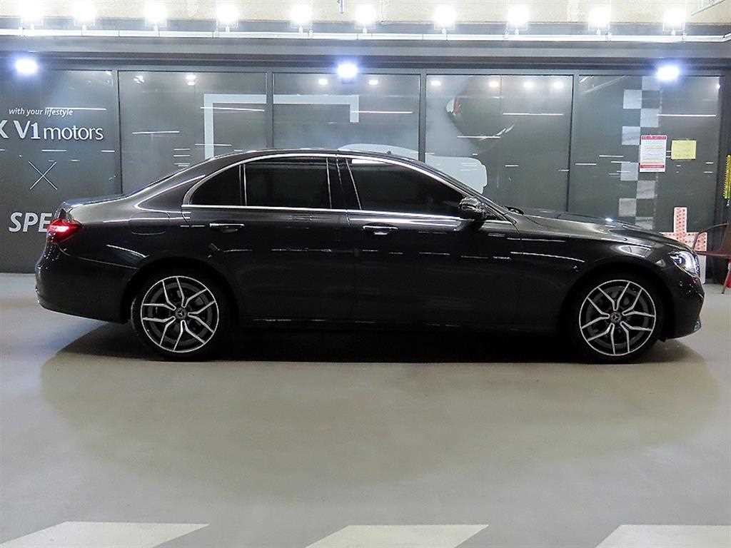 벤츠 E 클래스 E-클래스 W213 E220d 4MATIC AMG라인 이미지 3