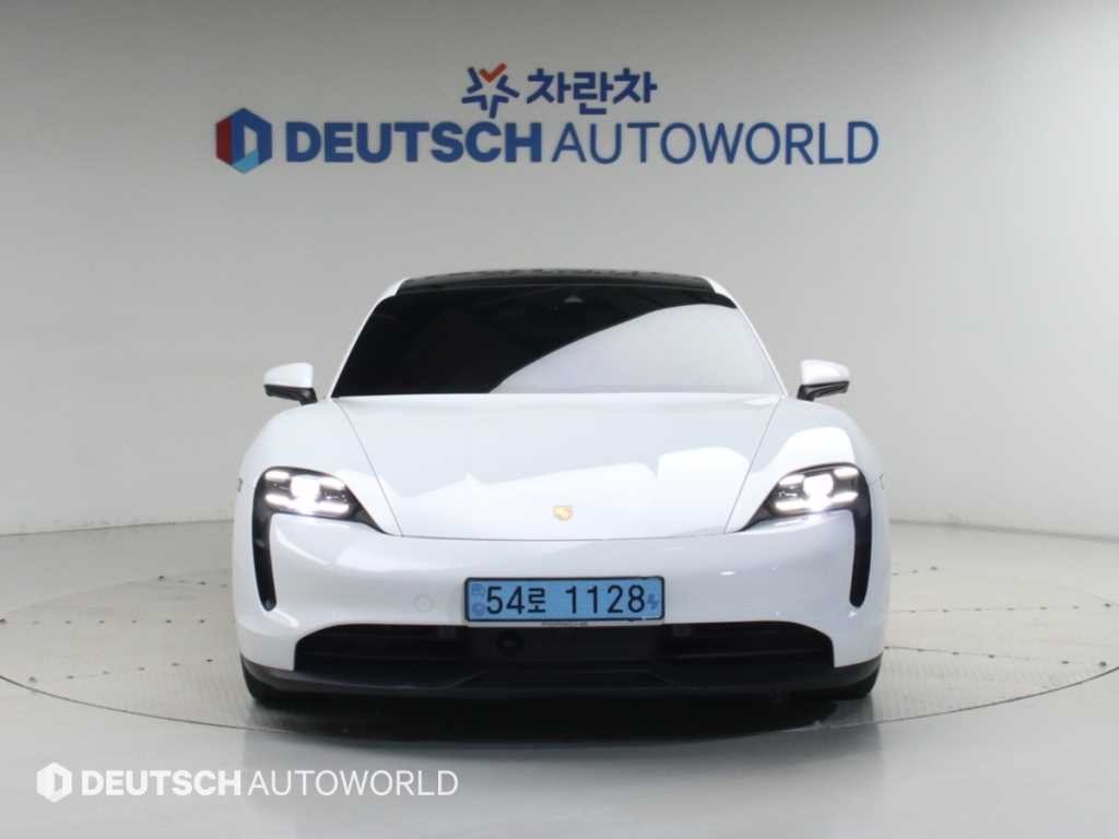 포르쉐 타이칸 베이스 이미지 3