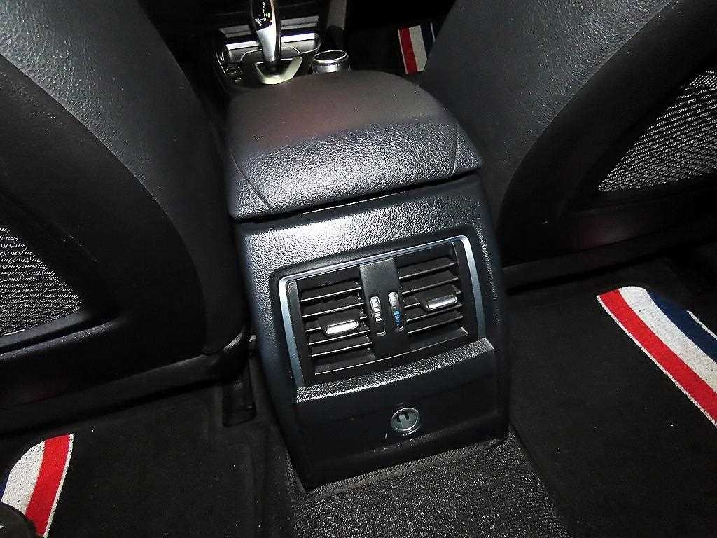 BMW 3시리즈 3시리즈 (F30) 320d 이미지 16