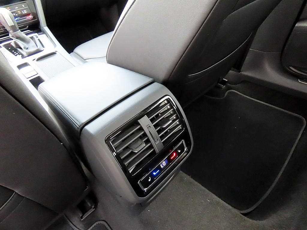 폭스바겐 아테온 2.0 TDI 프레스티지 이미지 16