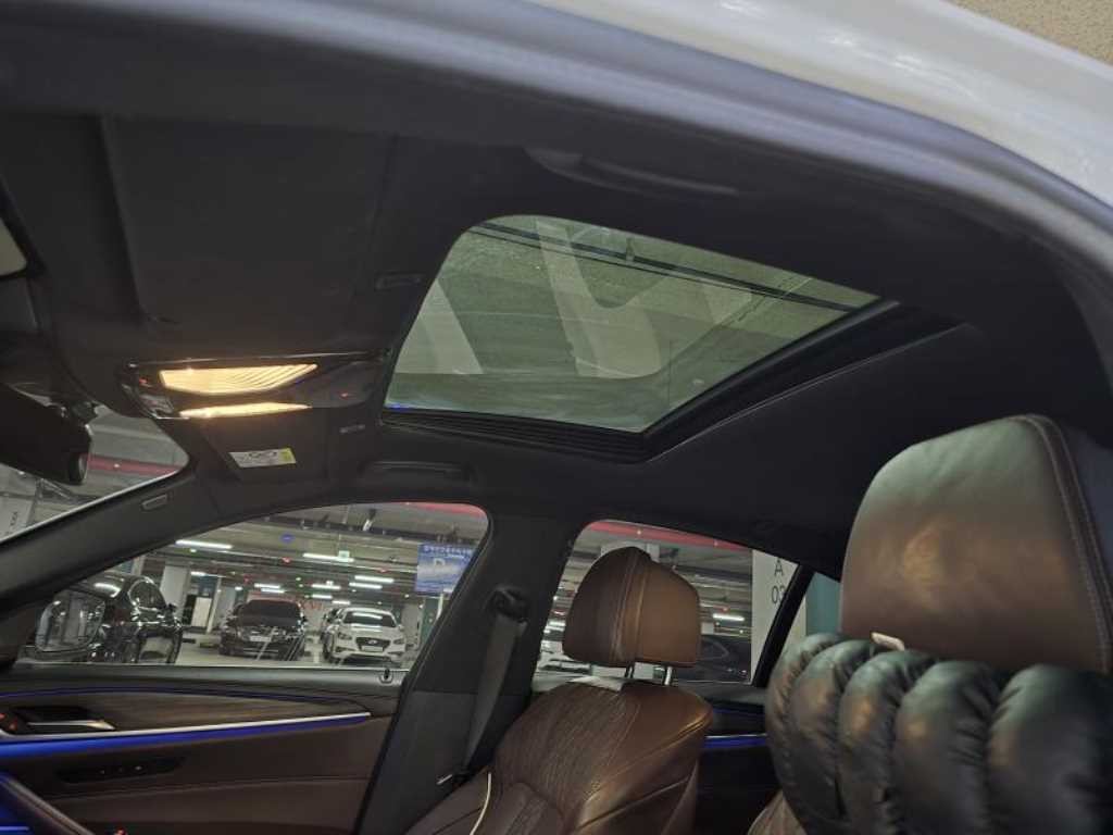 BMW 5시리즈 5시리즈 (G30) 530e M 스포츠 이미지 13