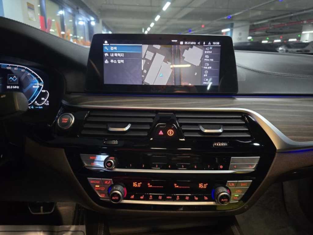 BMW 5시리즈 5시리즈 (G30) 530e M 스포츠 이미지 14