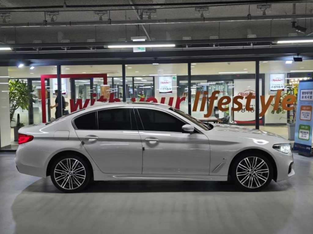 BMW 5시리즈 5시리즈 (G30) 530e M 스포츠 이미지 3