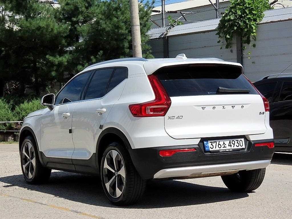 볼보 XC40 B4 AWD 얼티메이트 브라이트 이미지 3