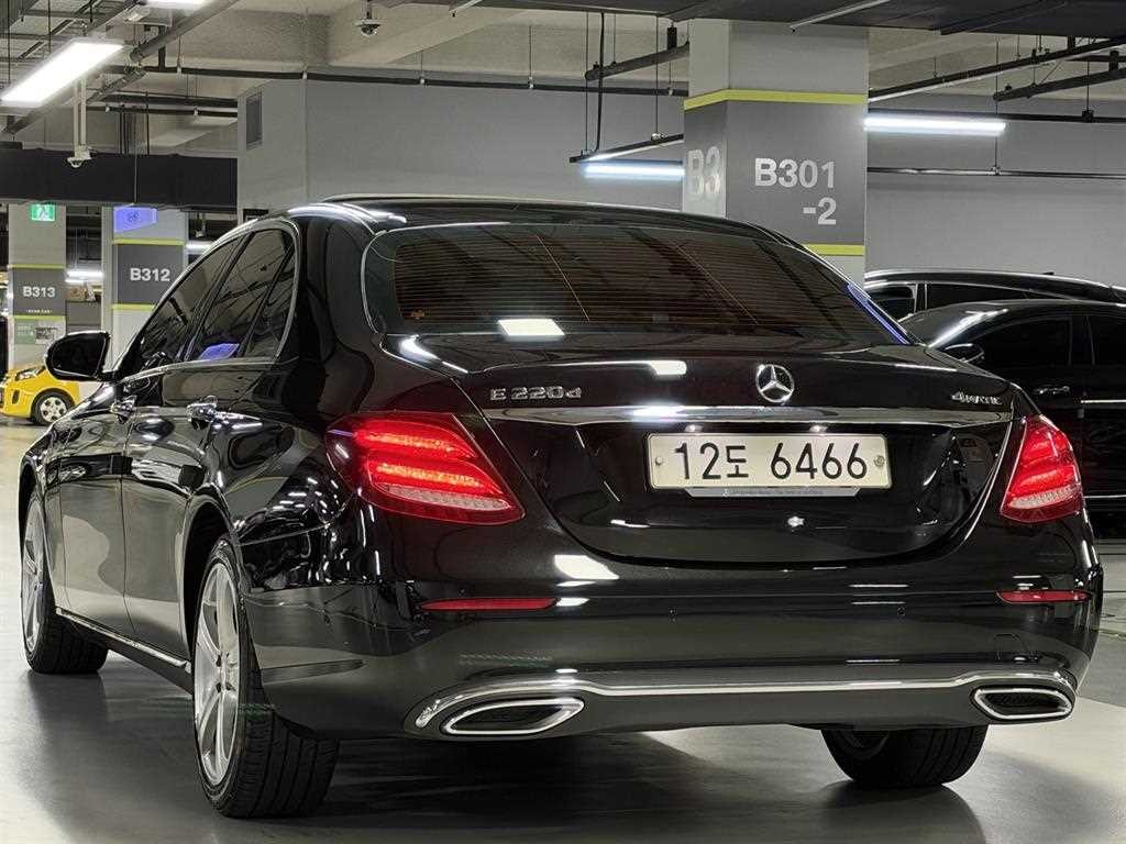 벤츠 E 클래스 E-클래스 W213 E220d 4MATIC 아방가르드 이미지 4