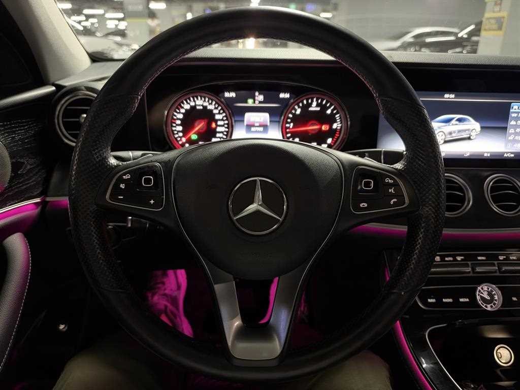 벤츠 E 클래스 E-클래스 W213 E220d 4MATIC 아방가르드 이미지 9