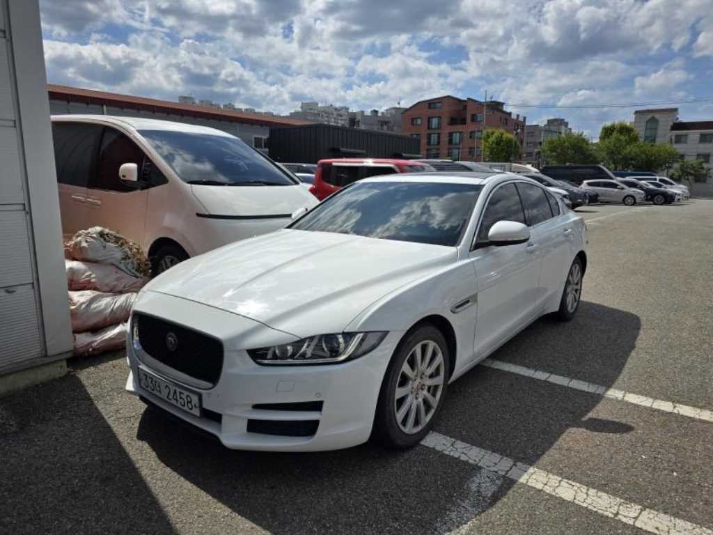 재규어 XE 2.0D 프레스티지 이미지 1