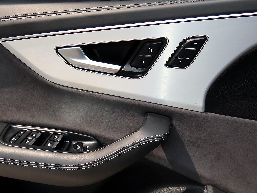 아우디 Q8 55 TFSI 콰트로 프리미엄 이미지 12